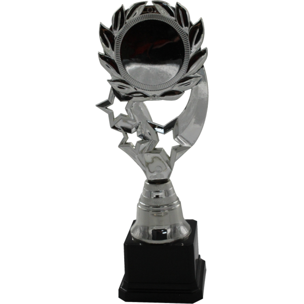 Trofeo plateado con estrellas y círculo con borde de laurel con espacio para sticker. Base color negro.