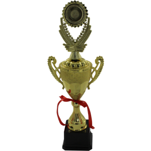 Trofeo dorado de copa, con orejas, detalles de área superior con líneas tipo alas con laureles, sosteniendo el círculo para sticker el cual tiene un borde con formas romboides, formando un sol. Base cuadrada de color negro.