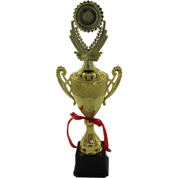 Trofeo dorado de copa, con orejas, detalles de área superior con líneas tipo alas con laureles, sosteniendo el círculo para sticker el cual tiene un borde con formas romboides, formando un sol. Base cuadrada de color negro.